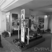 stoiska w hali wystawowej