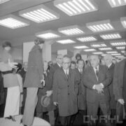 grupa mężczyzn w hali wystawowej