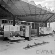 stoisko z reklamami firm przemysłowych pod zadaszoną halą