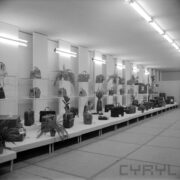 stoiska w hali wystawowej