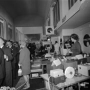 stoisko w hali wystawowej, z lewej grupa ludzi