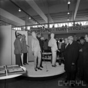 stoisko z odzieżą sportową w hali targowej