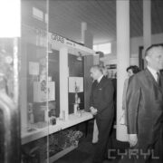 kilku mężczyzn i kobieta w hali wystawowej