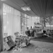 stoiska z produktami spożywczymi w hali wystawowej