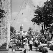 stoiska plenerowe, spacerujący ludzie