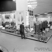 stoiska z urządzeniami w hali wystawowej