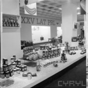 stoiska z przetworami w słoikach w hali wystawowej