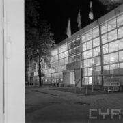 przeszklony pawilon nocą