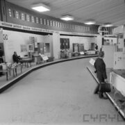 stoiska z urządzeniami w hali wystawowej