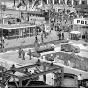 wystawa plenerowa na placu przed budynkami wystawowymi, spacerujący ludzie