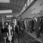 stoisko w hali wystawowej, zwiedzający ludzie