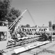 stoisko z maszynami i urządzeniami na betonowym placu