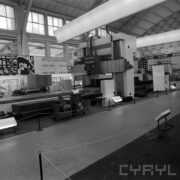 stoisko z maszynami i urządzeniami w hali wystawowej