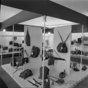 stoiska z plecakami i torbami w hali wystawowej