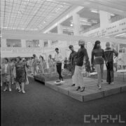 stoiska z ubranymi manekinami w hali wystawowej