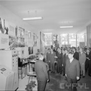 grupa mężczyzn w hali wystawowej