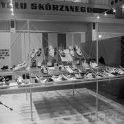 stoisko z butami w hali wystawowej