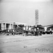 plac otoczony murowanymi halami, na placu maszyny i urządzenia rolnicze