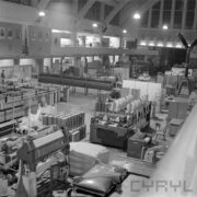 stoiska w hali wystawowej w trakcie przygotowywania ich do wystawy