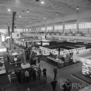 stoiska w hali wystawowej i zwiedzający je ludzie