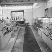 stoiska i gabloty w pawilonie wystawowym