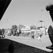 wystawa plenerowa na placu, spacerujący ludzie