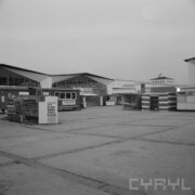 betonowy plac, z lewej, w głębi budynek betonowy z dużym przeszkleniem