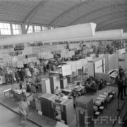 stoiska z maszynami w hali wystawowej, w przejściach spacerują ludzie