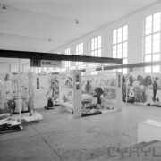 stoiska wystawowe w hali targowej