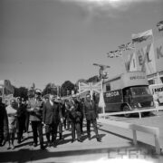 grupa mężczyzn na wystawie plenerowej