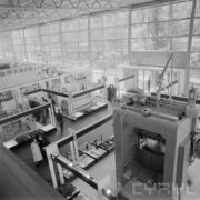 stoiska z maszynami i urządzeniami w hali wystawowej