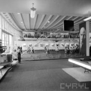 hala wystawowa, zwiedzający ludzie