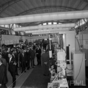 stoiska w hali wystawowej, zwiedzający ludzie