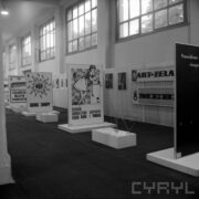 pionowe tablice reklamowe w hali wystawowej