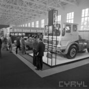 stoisko z samochodami w hali wystawowej, zwiedzający ludzie