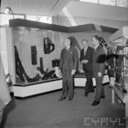 trzech mężczyzn w pawilonie wystawowym