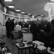 duża grupa ludzi w hali wystawowej