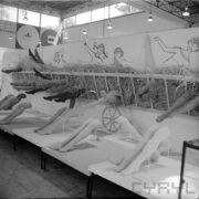 dekoracja w formie wozu z sianem, obok nogi manekinów prezentujących pończochy i rajstopy