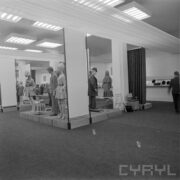 stoisko z ubranymi manekinami w hali wystawowej