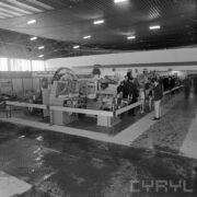 stoiska w hali wystawowej, zwiedzający ludzie