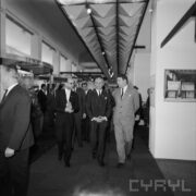 grupa mężczyzn w hali wystawowej