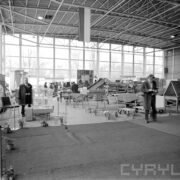 sprzęt rolniczy w hali targowej