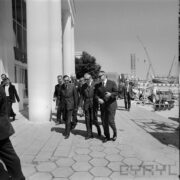 grupa mężczyzn wchodzi do hali wystawowej, z prawej wystawa plenerowa