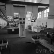 stoiska w hali wystawowej