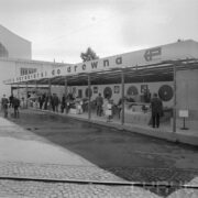 urządzenia pod zadaszonym stoiskiem, pomiędzy grupy ludzi