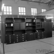 stoiska z meblami w hali wystawowej