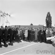 grupa ludzi stoi na terenie targów