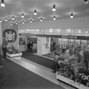 stoiska w hali wystawowej, zwiedzający ludzie