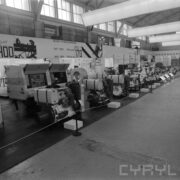 stoisko z urządzeniami w hali wystawowej