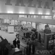 stoiska z urządzeniami w hali targowej